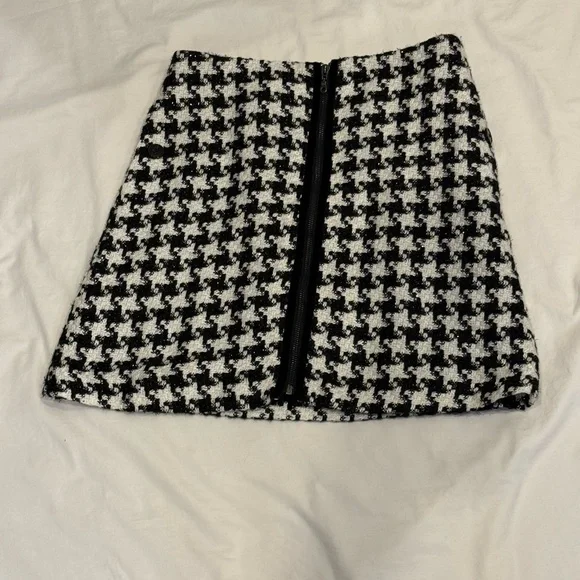 Anthropologie Houndstooth Tweed Mini Skirt Black White Front Zip Size 4 Chic - Picture 4 of 12